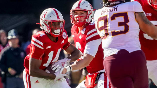 Rahmir Johnson and Chubba Purdy handoff 2022 Nebraska vs Minnesota football USATSI_19364953